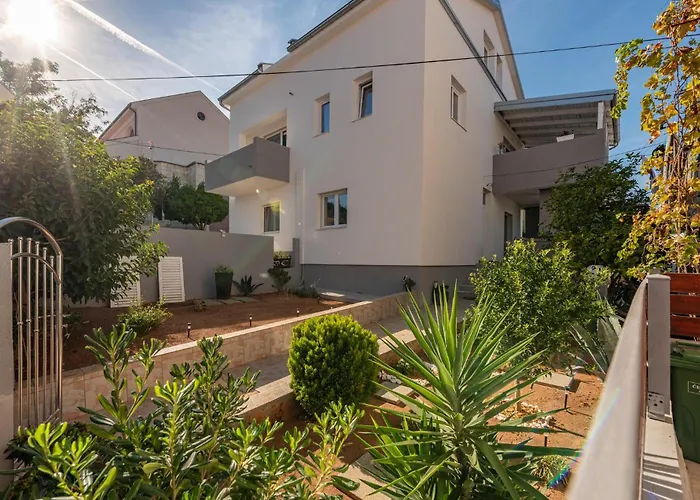 Beautiful In With House Sea View Апартаменты