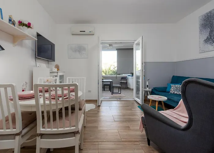 Beautiful In With House Sea View Апартаменты *